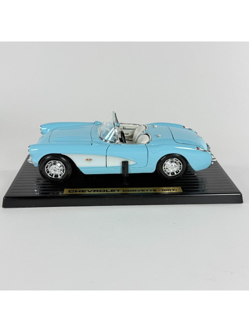 Road Tough 1957 Chevrolet Corvette Light Blue White Diecast 1:18